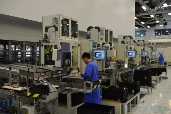 天拓四方智能製造領導陪同客戶參觀西門子工業自動化產品生產及研發基地